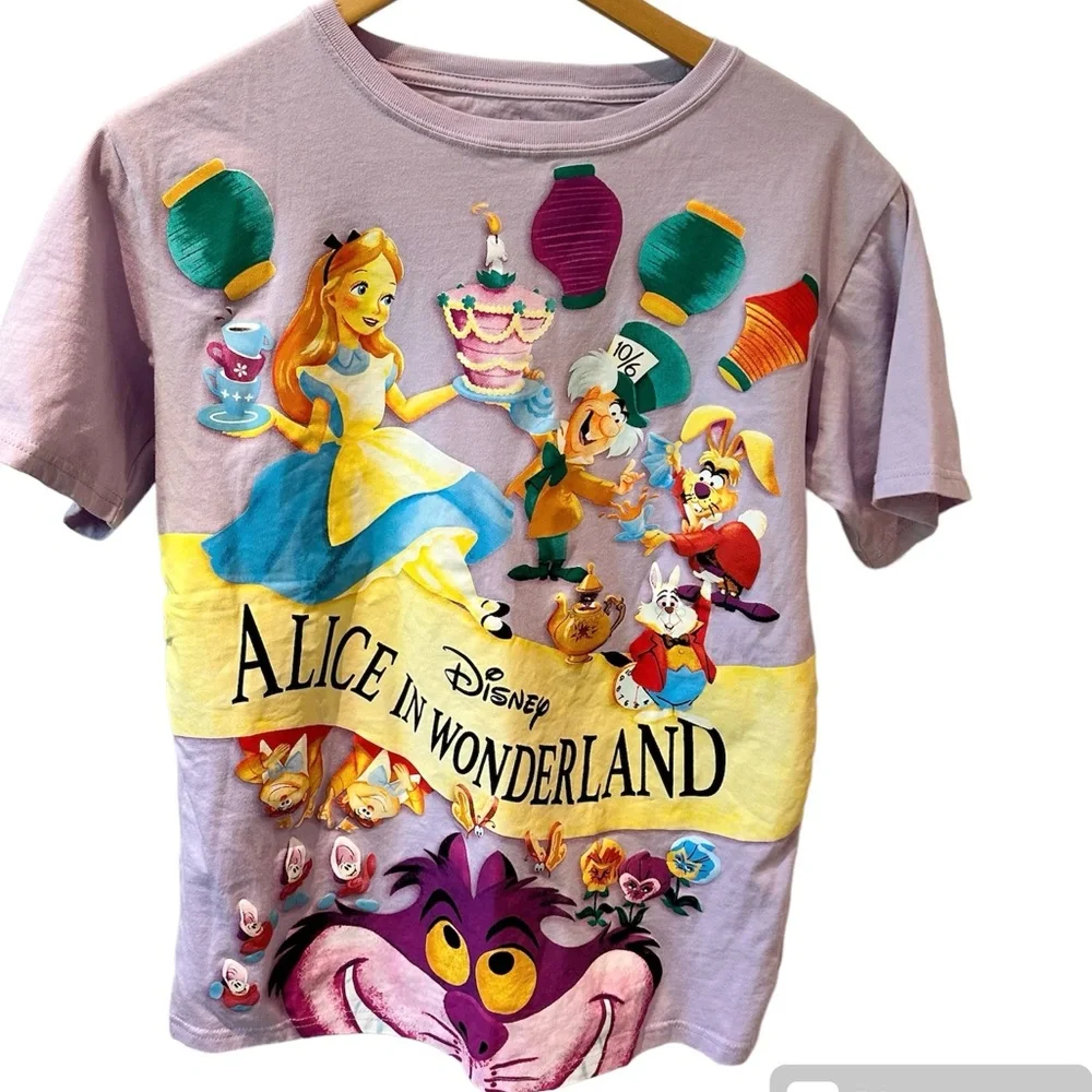 Disneyland Parks Hong Kong Alice in Wonderland Graphic Tee Size Large‎
